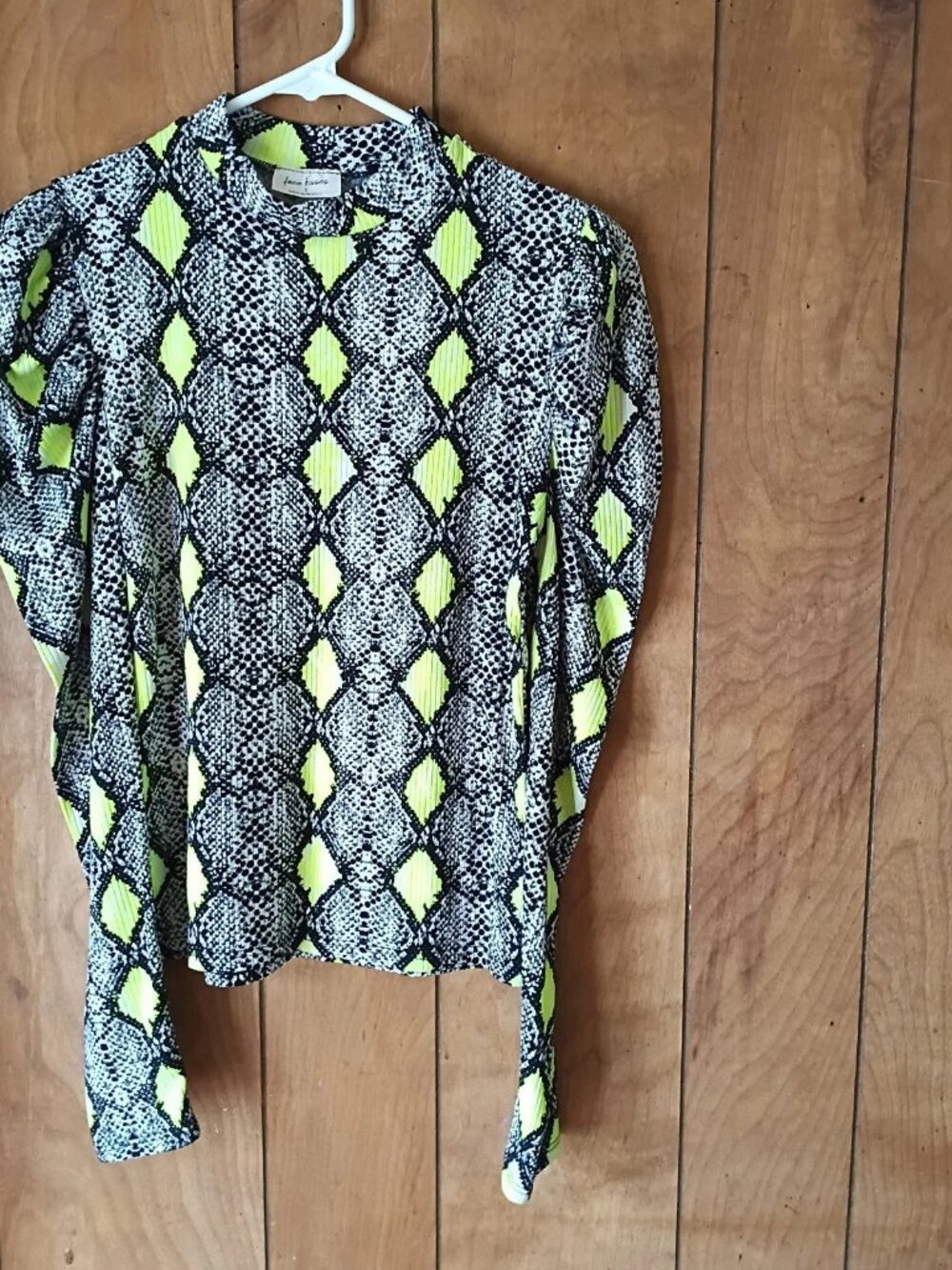 Free Kisses Women’s Snake Print Top Size S Neon Yellow Black Stretch Long Sleeve